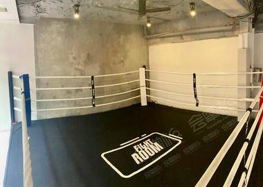 Ring de boxe pour la pratique des sports de combat et arts martiaux dans le 10ème arrondissement
